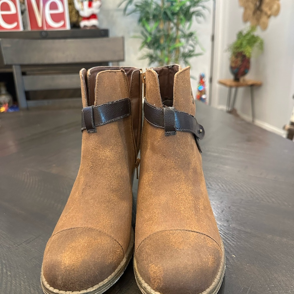 Stylish Tan Ankle Boots with Strap Accent - Picture 2 of 5